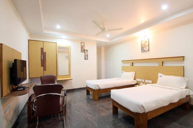 Hotel Way Inn Grand Tirupati Exterior foto